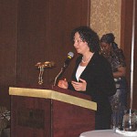 Allocution de Mme Patricia Bitard, conseillère à la Ville pour l’arrondissement Saint-Laurent, représentant le maire Gérald Tremblay. Mme Bitard remettra le prix des artisans du non-racisme au docteur Paul Perrotte, spécialiste en cancers urologiques au CHUM