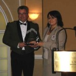 L’inspecteur Tremblay, au nom du District de la Mauricie-Centre-du-Québec (Sûreté du Québec), reçoit le Prix des Artisans du non-racisme des mains de Mme Eva Ottawa, Grand Chef/Présidente du Conseil de la Nation Atikamekw.
