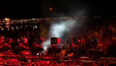 Les Plages Electroniques de Cannes, sous les DJ, la plage